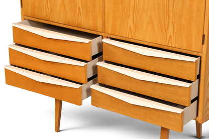 Hauptstadt Möblerei Hellerau Schrank Modell 427 aus Eschenholz mit vier offenen Schubladen im Mid-Century-Design