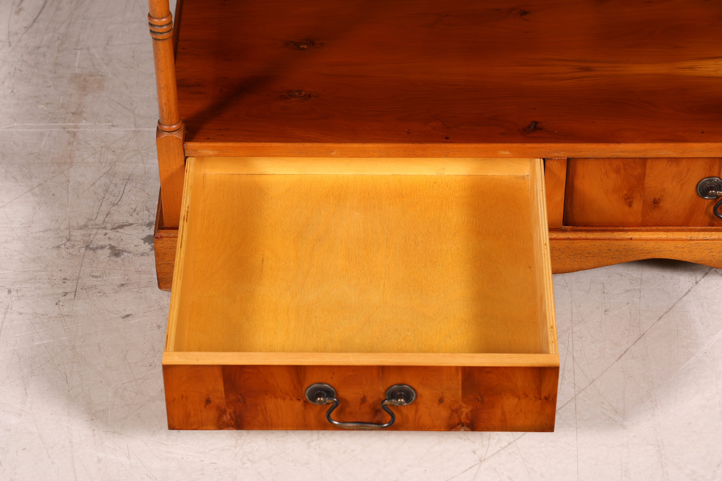 Wunderschöner Englischer Couchtisch Regency Stil Antik Ablagetisch Beistelltisch Schubladen Holz