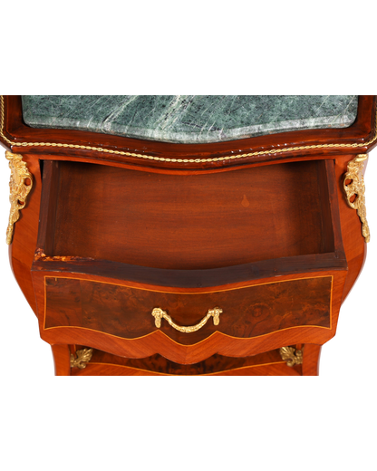 Hauptstadt Möblerei Louis XV Beistelltisch aus Holz mit grüner Marmorplatte, Messingbeschlägen und offener Schublade