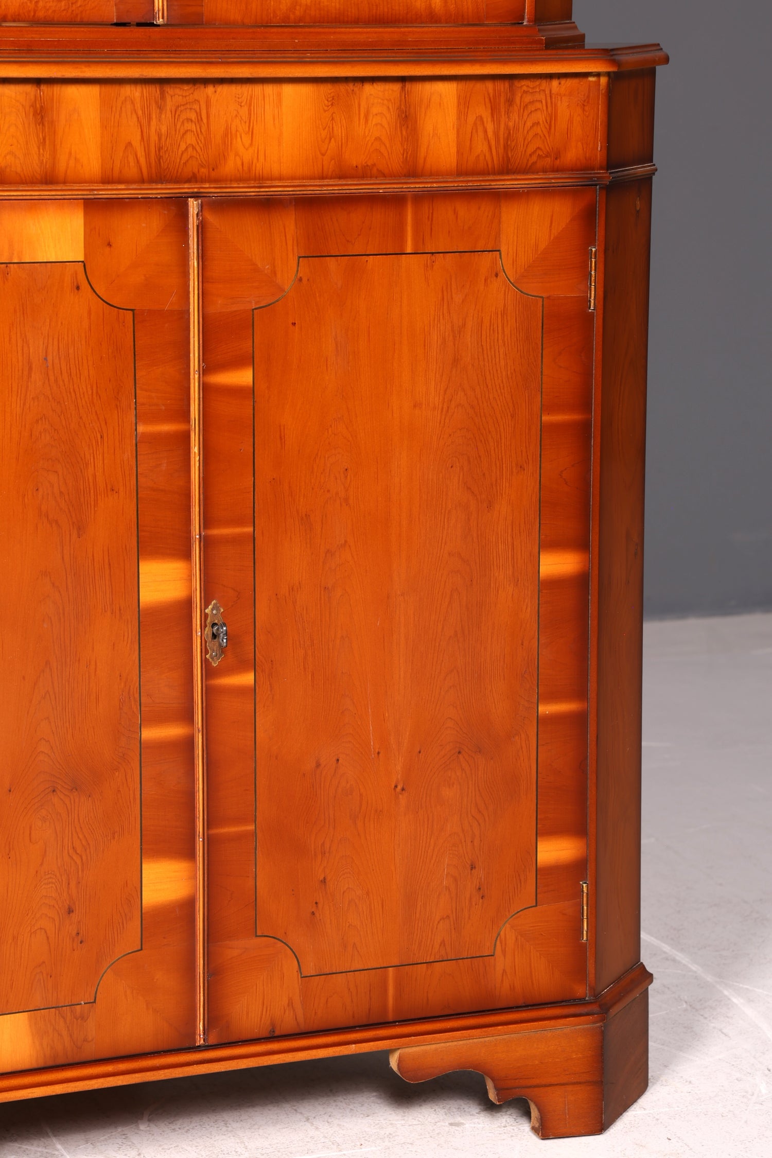 Wunderschöne Englische Eckvitrine 60s Echt Holz Schrank Eckschrank Glasvitrine Vitrine Vintage