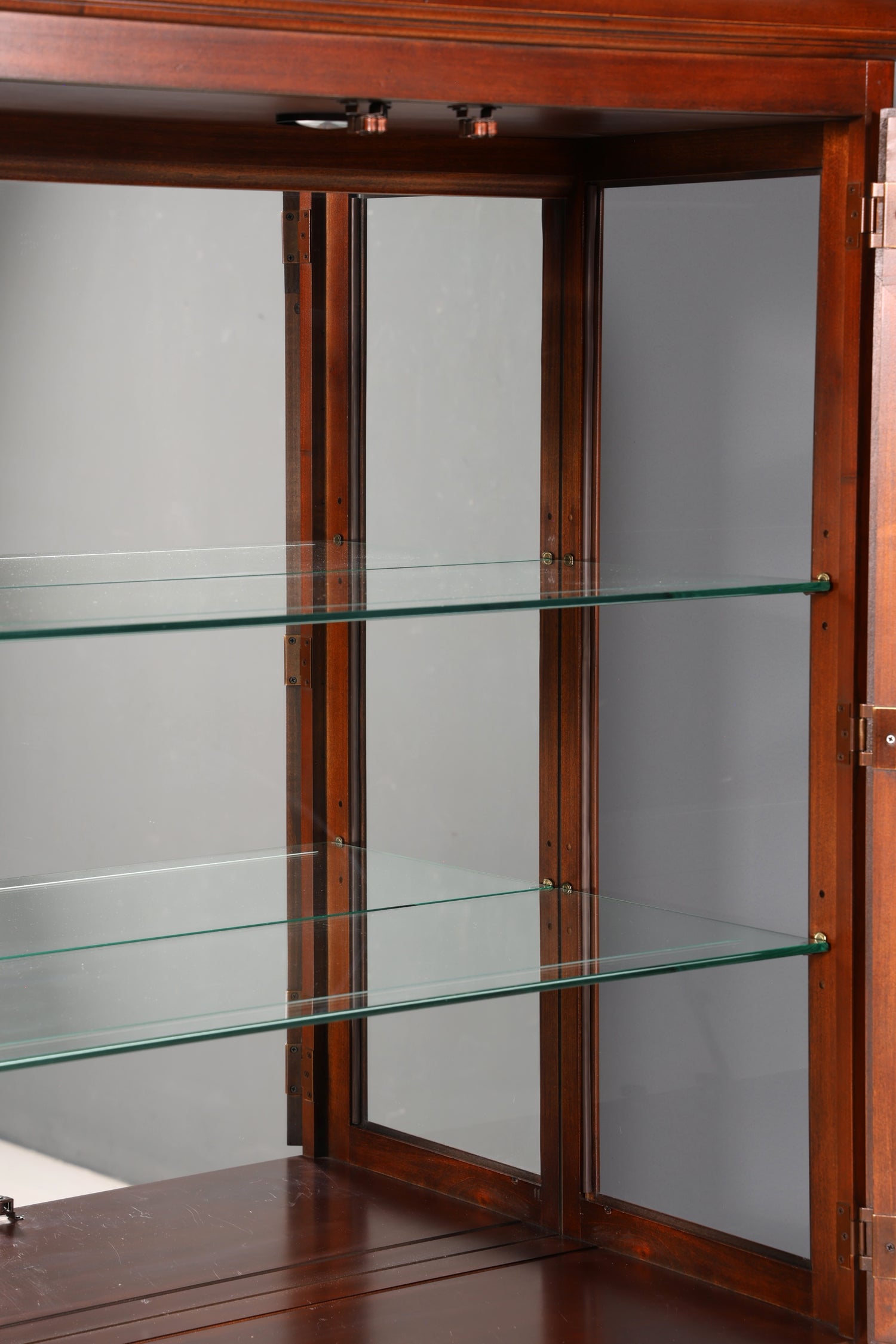 Edle Original Drexel Heritage Vitrine Bücherschrank USA Schrank Buffet Regal Glasvitrine