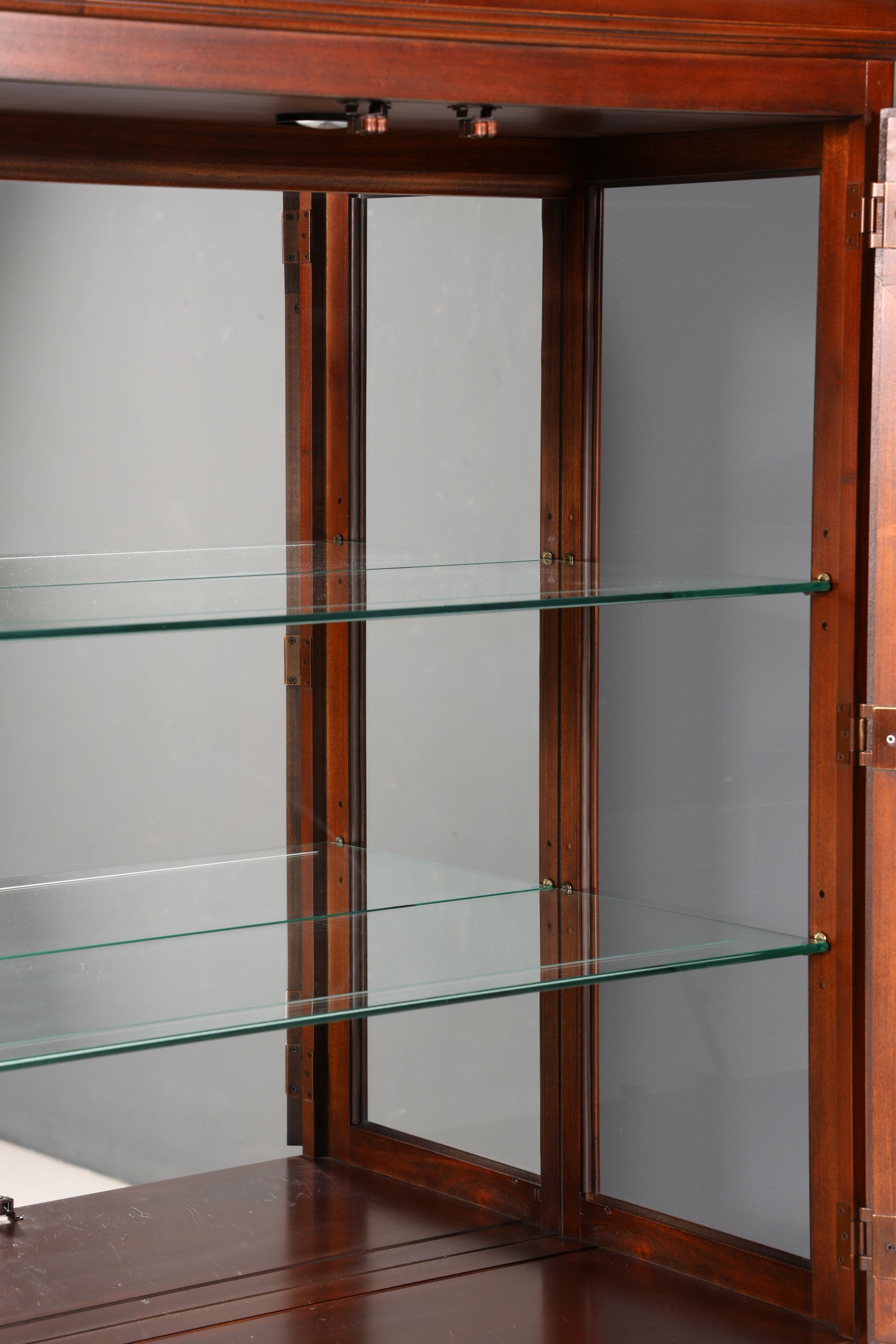 Edle Original Drexel Heritage Vitrine Bücherschrank USA Schrank Buffet Regal Glasvitrine