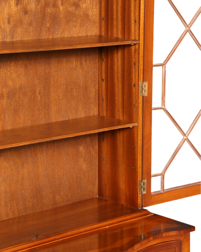 Hauptstadt Möblerei englische Vitrine aus Eibe mit verglaster Tür und höhenverstellbaren Regalböden im Detail