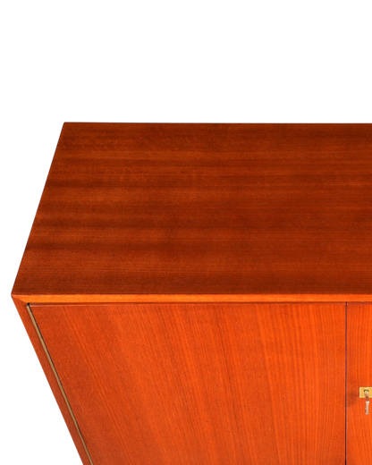 Hauptstadt Möblerei Mid Century Kommode aus Teakholz mit schöner Maserung und Vintage Design