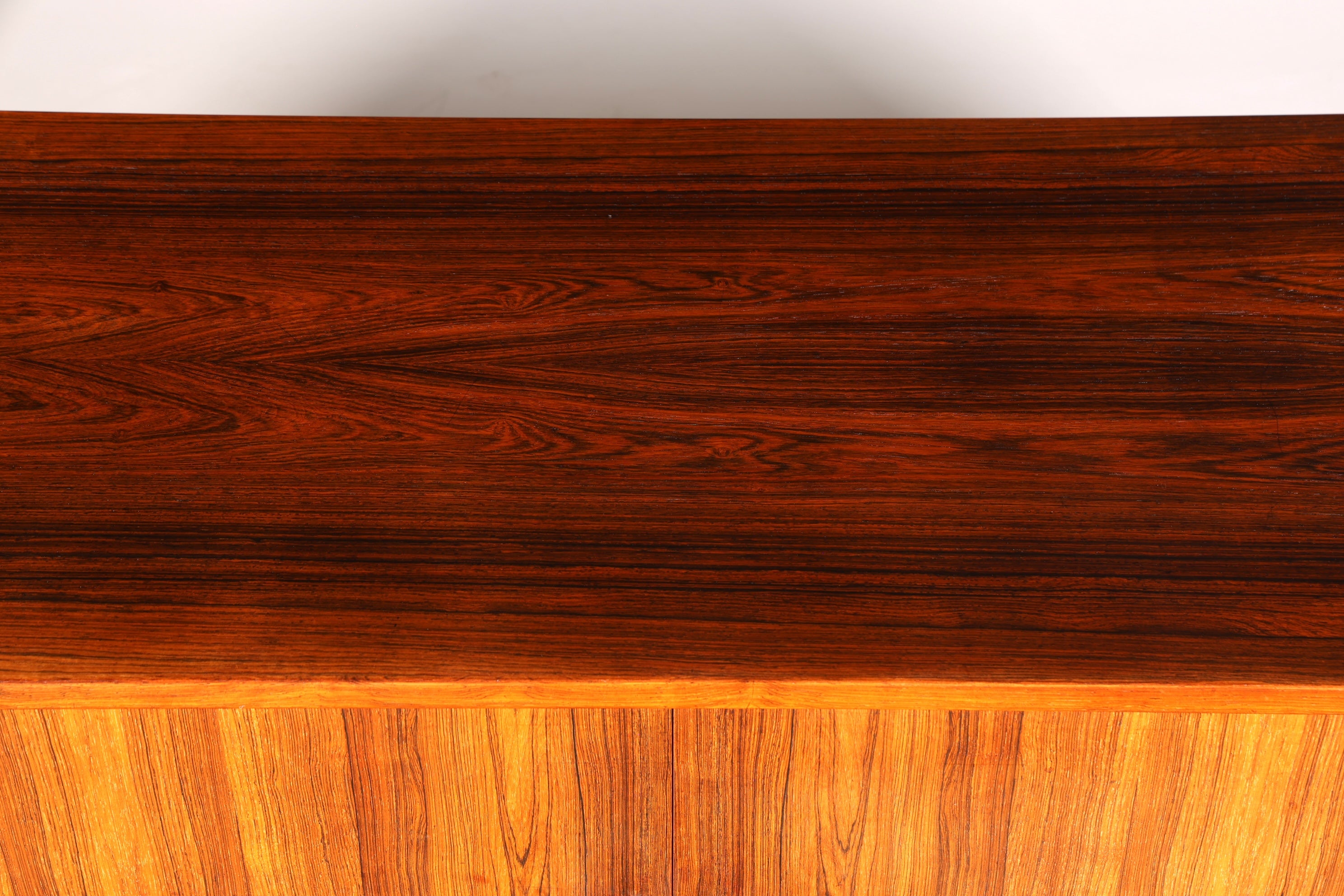 Beeindruckendes Original Hans J. Wegner für RY Møbler Modell RY 25 Sideboard Palisander Holz TV Kommode Vintage Schiebetür Schrank 1 von 2