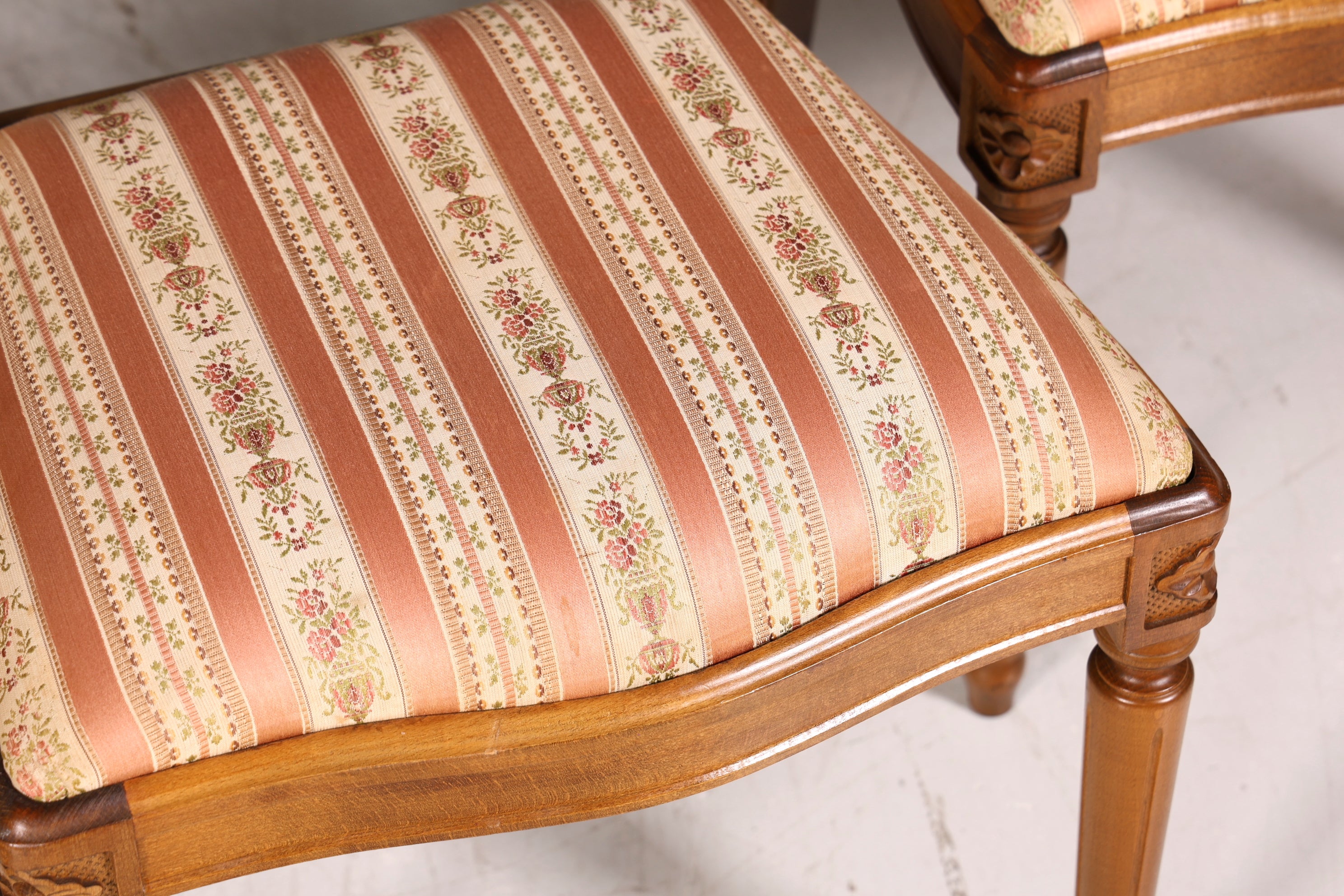 4x Traumhafte Stühle im Gustavianischer Stil Englisch Stil Küchenstühle Antik Stil Esszimmer Stuhl Set