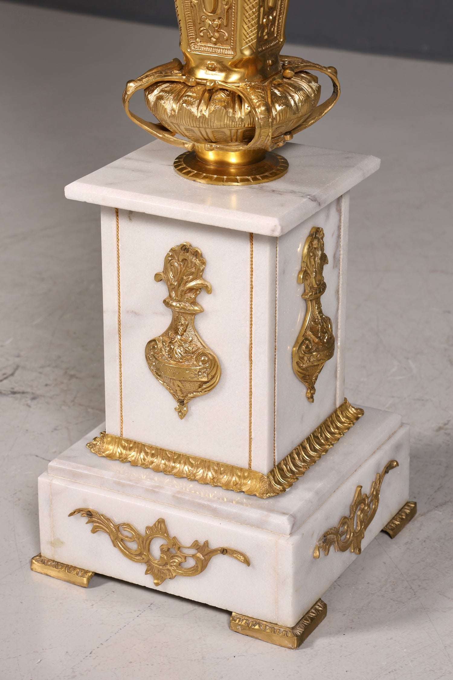 Wunderschöne Barock Stil Säule mit Vase Louis XV Marmor Blumensäule weißer Naturstein Sockel Ablage