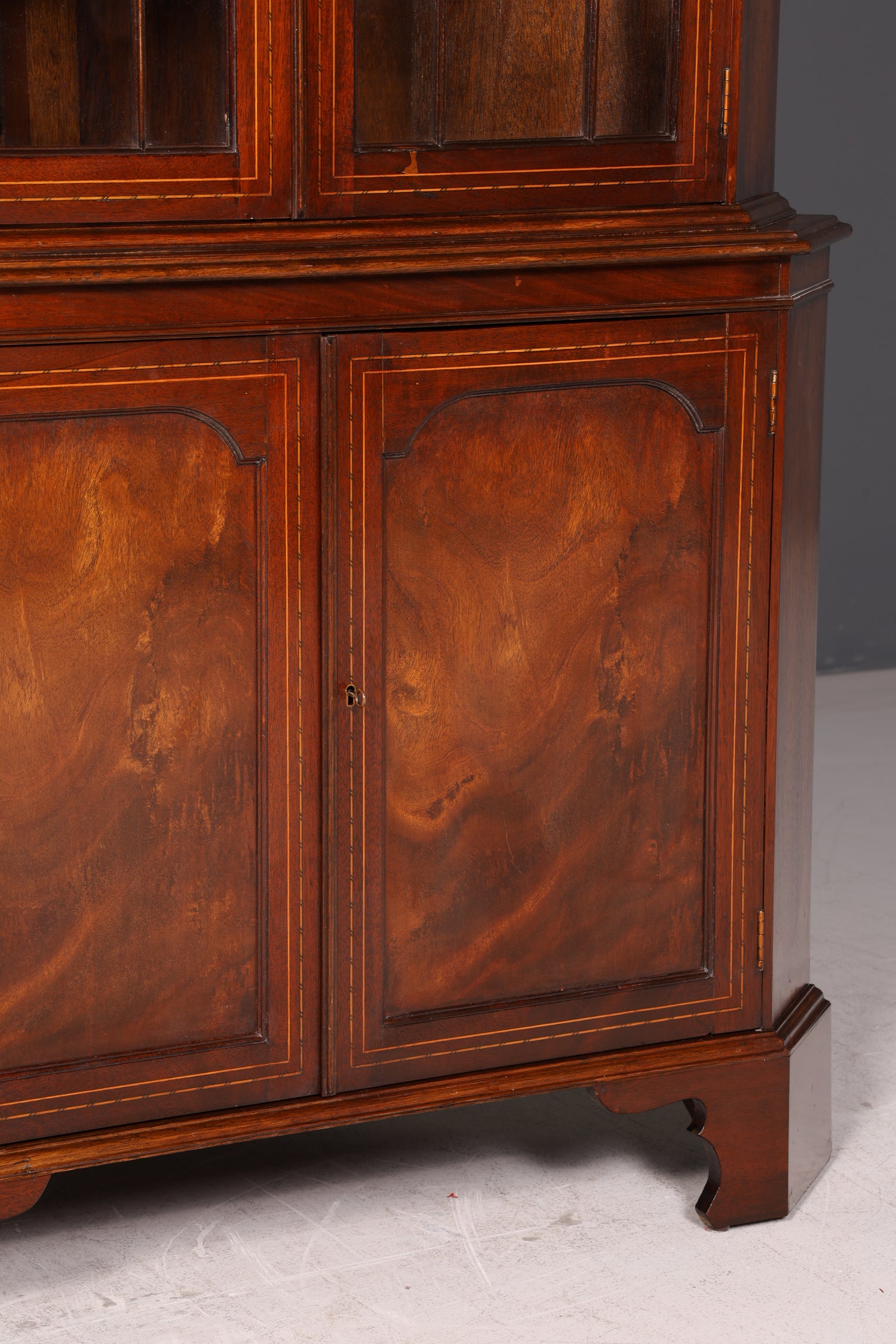 Wunderschöne Englische Eckvitrine Mahagoni 60er Echt Holz Schrank Eckschrank Glasvitrine Vitrine