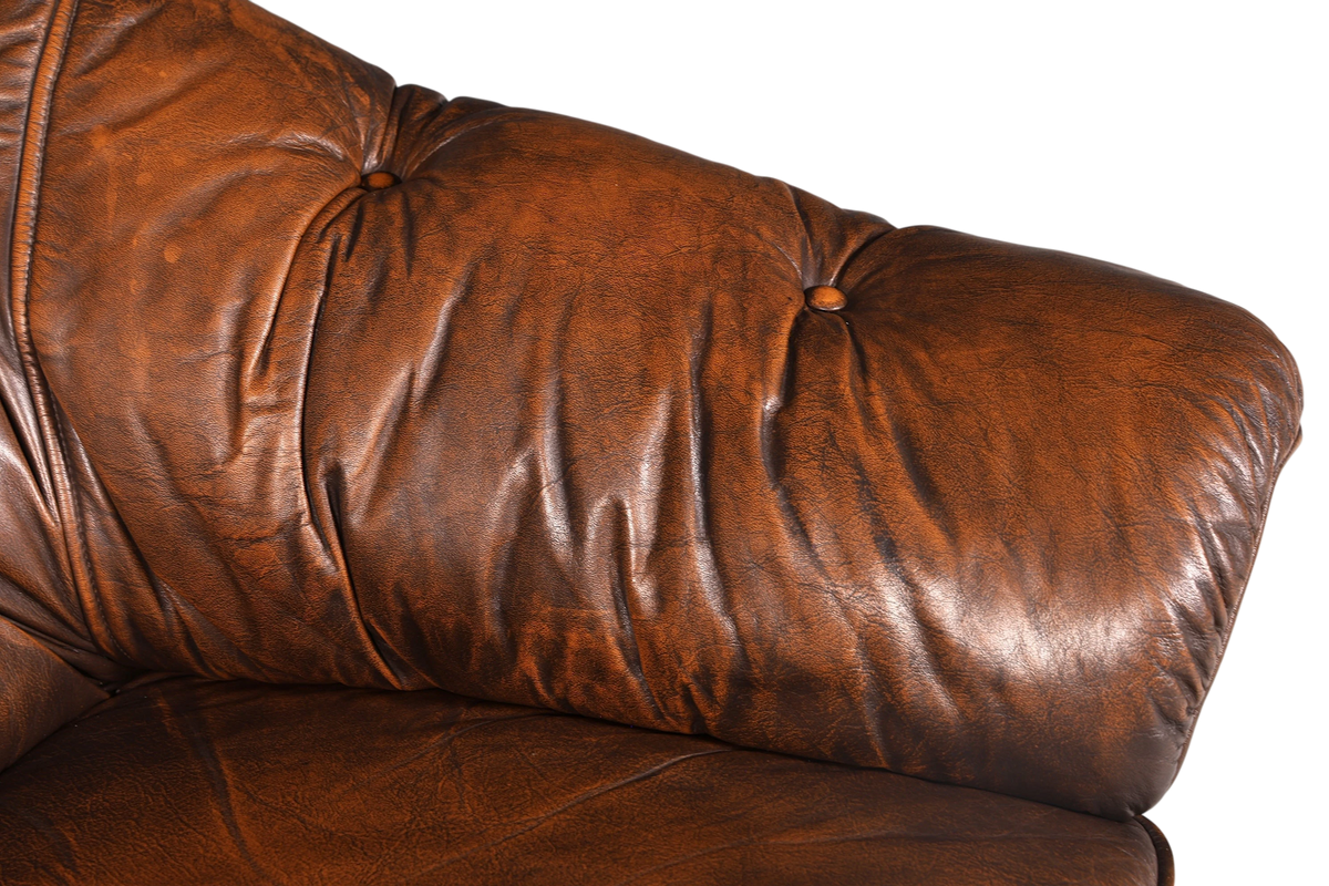 Hauptstadt Möblerei Chesterfield Sessel aus braunem Echtleder mit klassischer Knopfheftung und Vintage-Optik