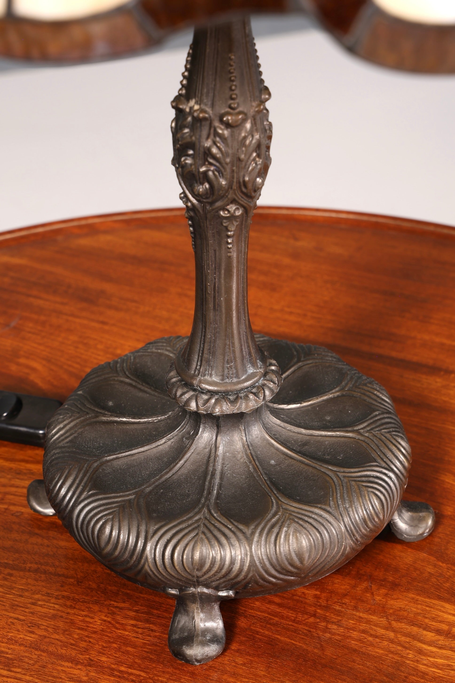 Traumhafte Antike Tiffany Tischlampe Glaslampenschirm Messingfuß Lampe Prunklampe