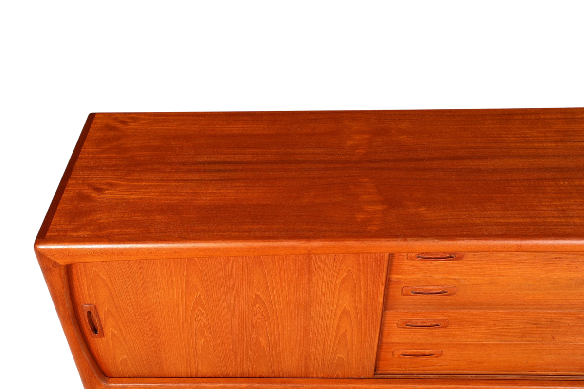Hauptstadt Möblerei H.P. Hansen Sideboard aus Teakholz mit markanter Maserung und Schubladen im Mid-Century-Design