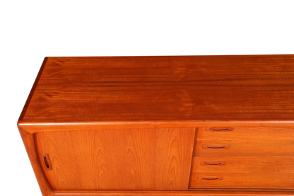 Hauptstadt Möblerei H.P. Hansen Sideboard aus Teakholz mit markanter Maserung und Schubladen im Mid-Century-Design
