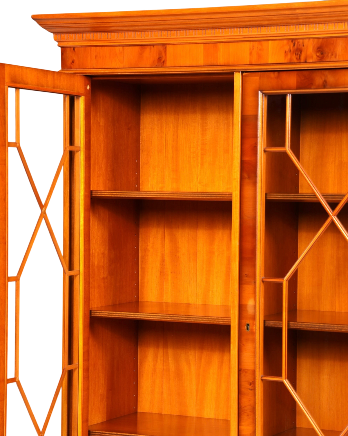 Hauptstadt Möblerei Heldense Vitrine aus Eibenholz mit Glasfronten und höhenverstellbaren Regalböden im Antik-Stil