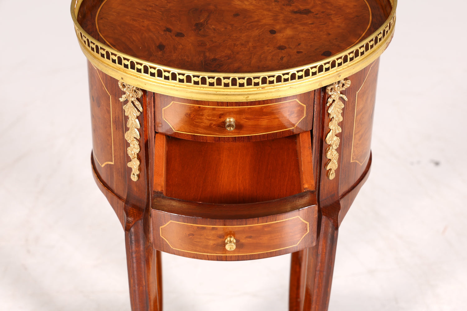 Edler Barock Louis XV Stil Beistelltisch Ablagetisch massiv Kommode Antik Stil