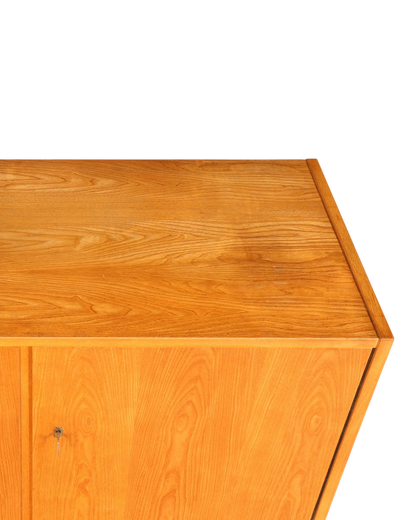 Hauptstadt Möblerei Hellerau Kommode 602 von Franz Ehrlich aus hellem Echtholz im Mid-Century-Design