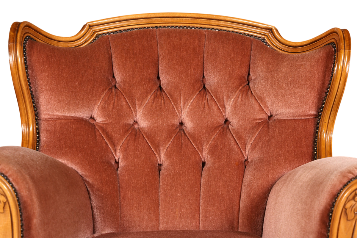Hauptstadt Möblerei Chippendale Armlehnsessel im Barockstil mit braunem Samtbezug und eleganter Knopfheftung