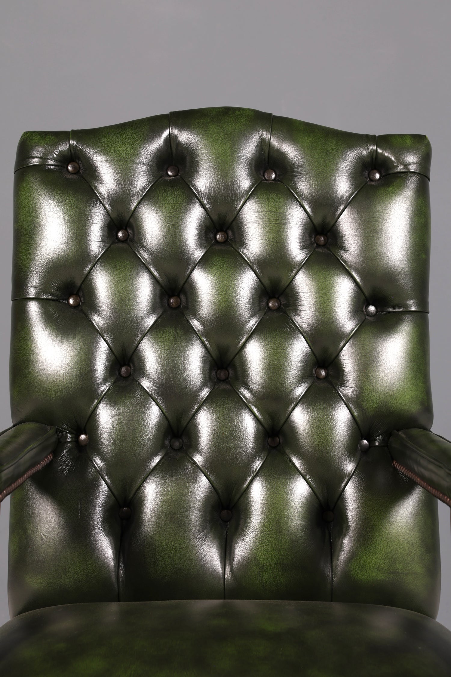 Wunderschöner Original Chesterfield Bürostuhl Grün Echt Leder Englisch Herrensessel Armlehnstuhl Drehsessel UK