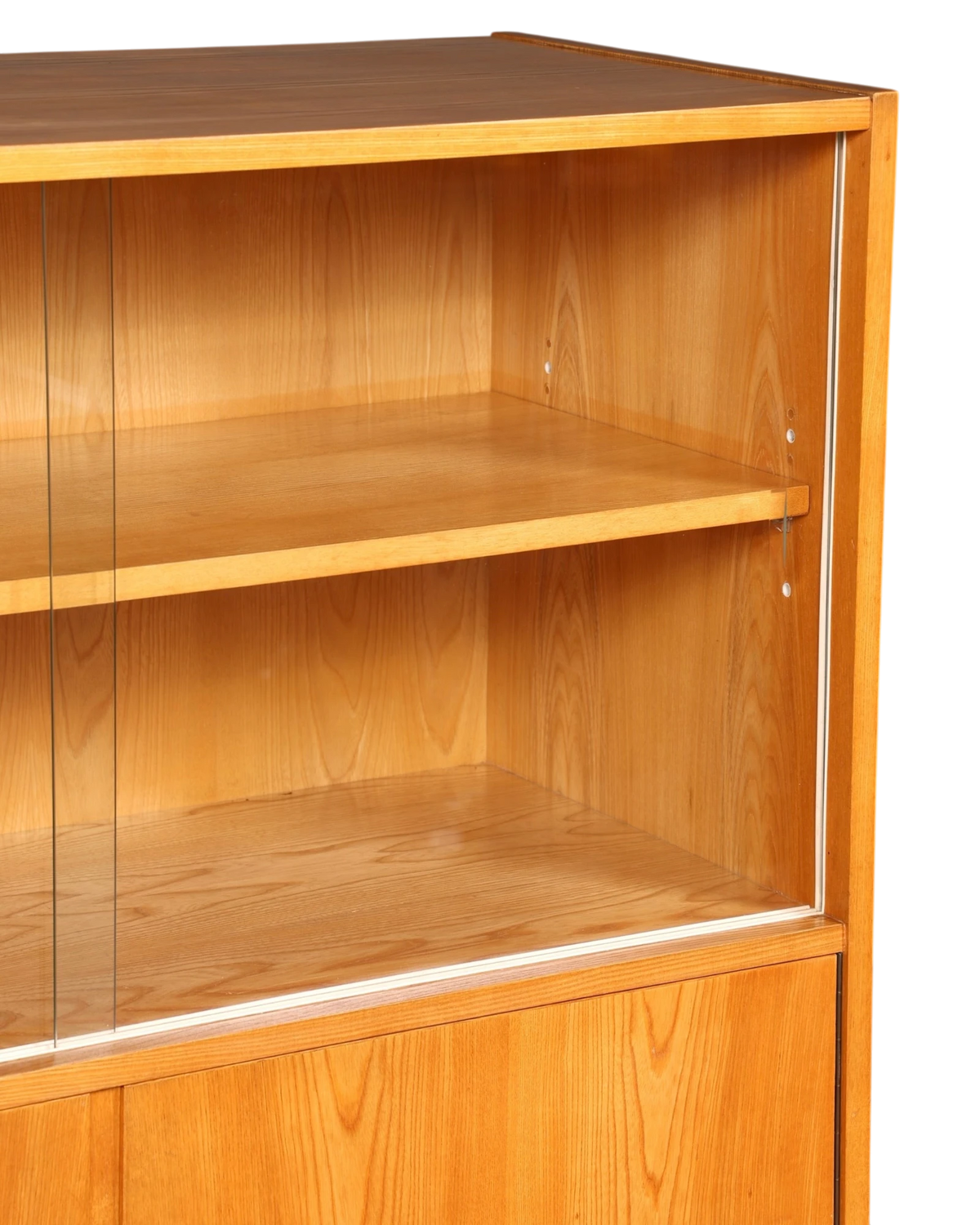 Hauptstadt Möblerei H824 Regal aus hellem Holz mit Glas-Schiebetüren und verstellbaren Einlegeböden