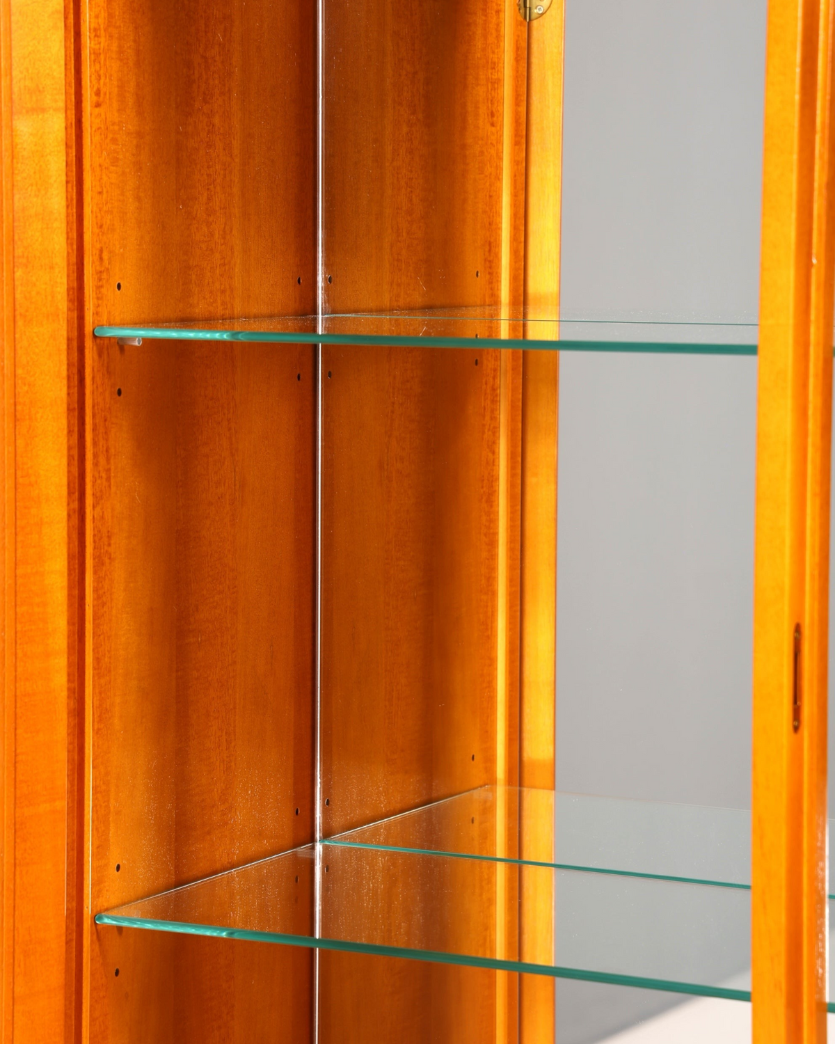 Hauptstadt Möblerei englische Vitrine aus Holz mit verstellbaren Glasböden und eleganter 60er Jahre Optik