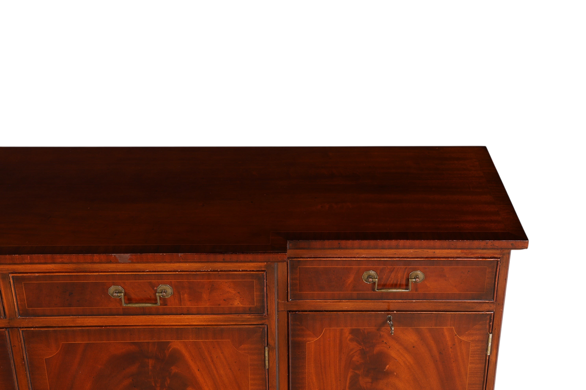 Hauptstadt Möblerei antikes englisches Mahagoni Sideboard aus den 60ern mit dekorativen Messinggriffen