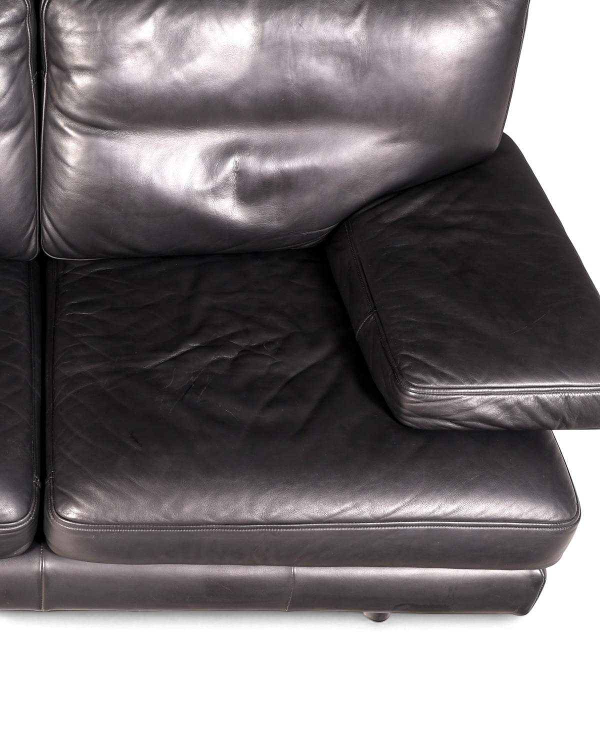 Hauptstadt Möblerei H848 Sofa in schwarzem Leder mit weichen Polstern und moderner Nahtführung