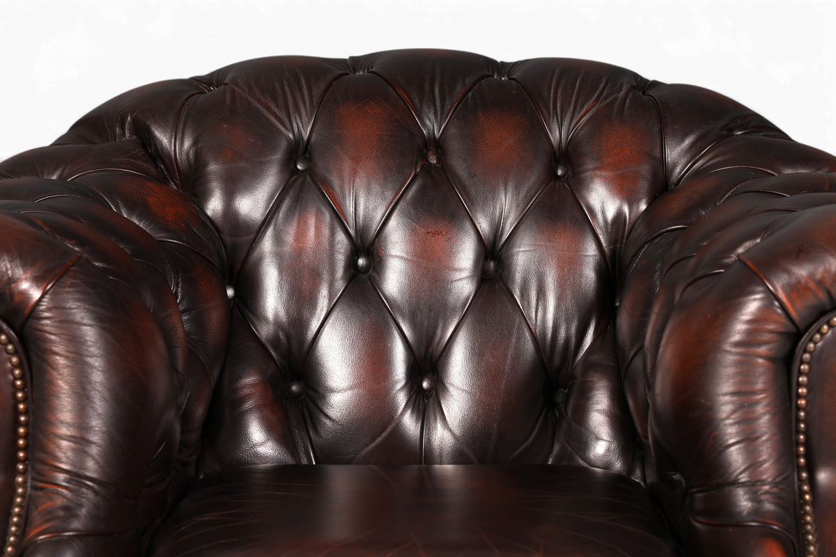 Hauptstadt Möblerei Chesterfield Centurion Sessel aus braunem Echtleder mit klassischer Knopfheftung
