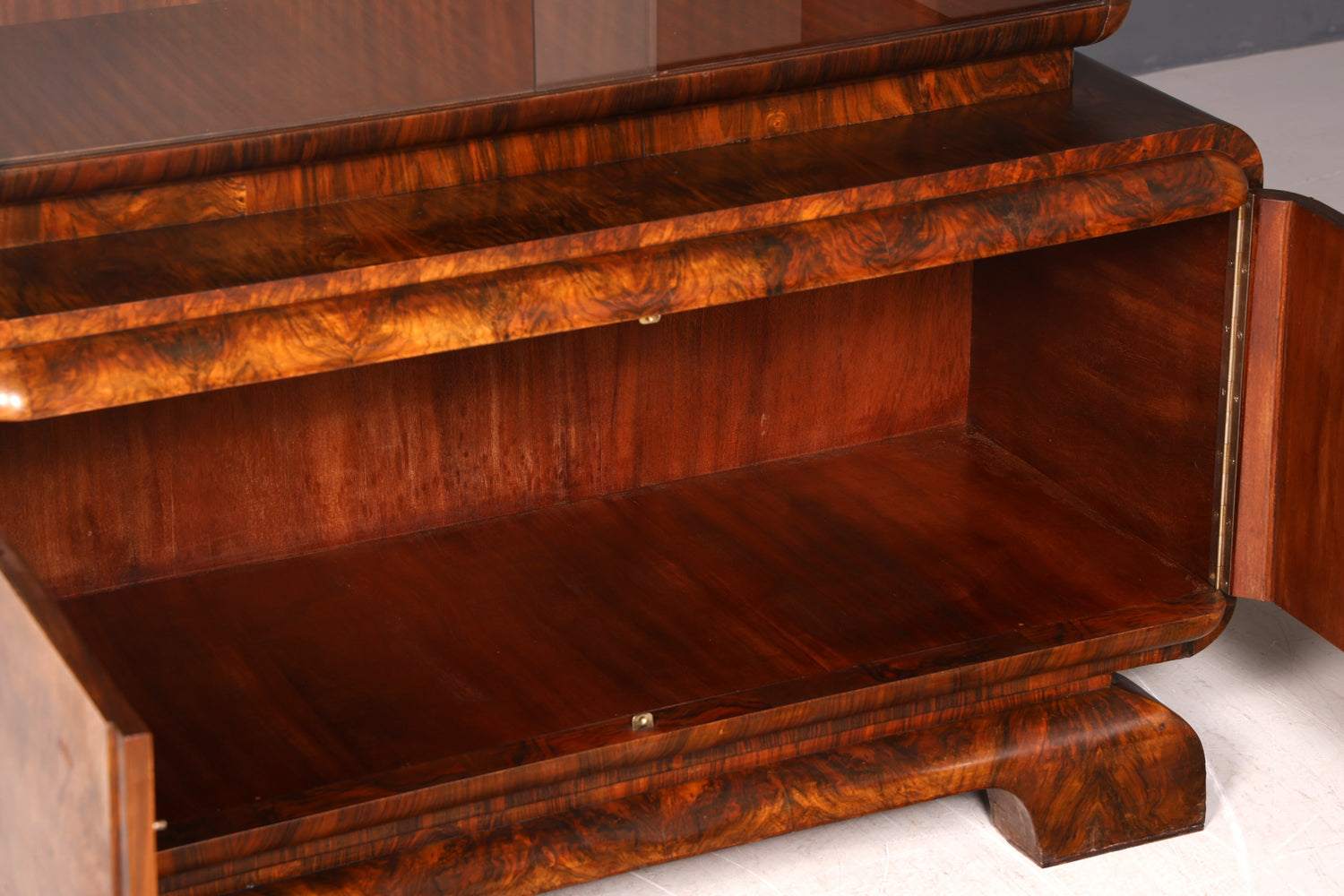 Edle Art Deco Vitrine Nussbaum Vitrine massiv Holz Antik Schrank Regal Vitrinenschrank