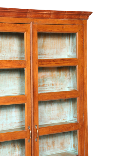 Hauptstadt Möblerei Vitrine aus massivem Holz im Kolonialstil mit verglasten Türen und hellblauer Innenlackierung