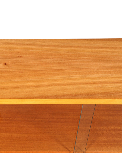Hauptstadt Möblerei H953 Finish Oberfläche mit natürlicher Holzmaserung in warmen Brauntönen