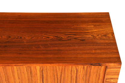 Beeindruckendes Original Hans J. Wegner für RY Møbler Modell RY 25 Sideboard Palisander Holz TV Kommode Vintage Schiebetür Schrank 2 von 2
