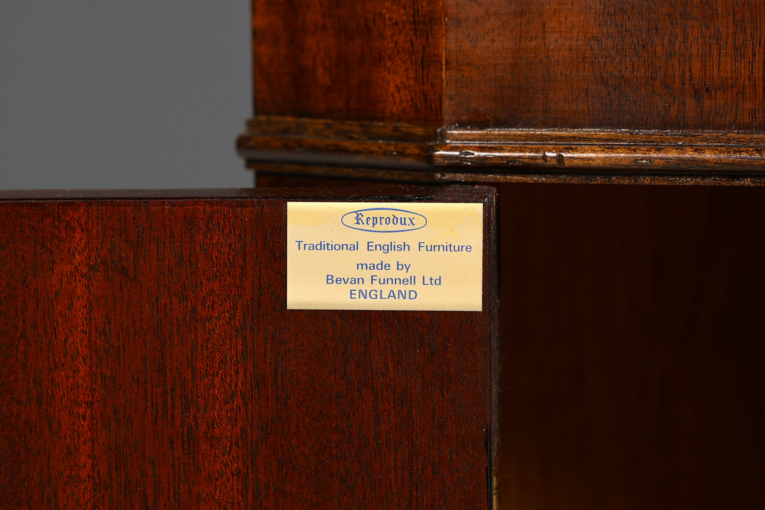 Wunderschöne Georgischer Eckvitrine Mahagoni Antik 50s echt Holz Schrank Englisch Eckschrank Glasvitrine