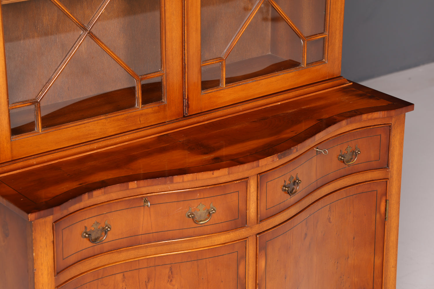 Wunderschöne Englische Vitrine Bücherschrank Eibe Aufsatzschrank Glasvitrine Buffet Sideboard Bibliothek