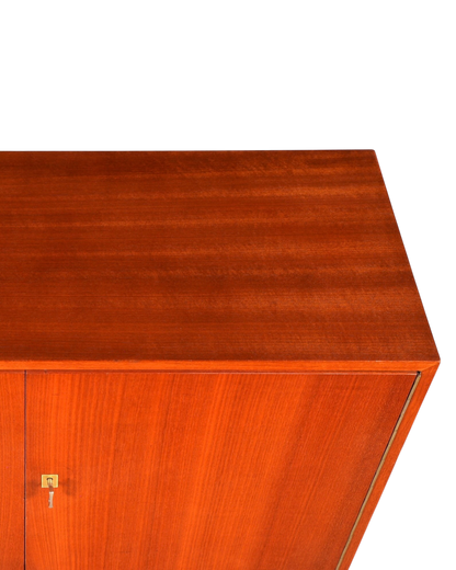 Hauptstadt Möblerei Mid Century Kommode aus Teakholz mit sichtbarer Maserung und Messingbeschlag im Retro-Design