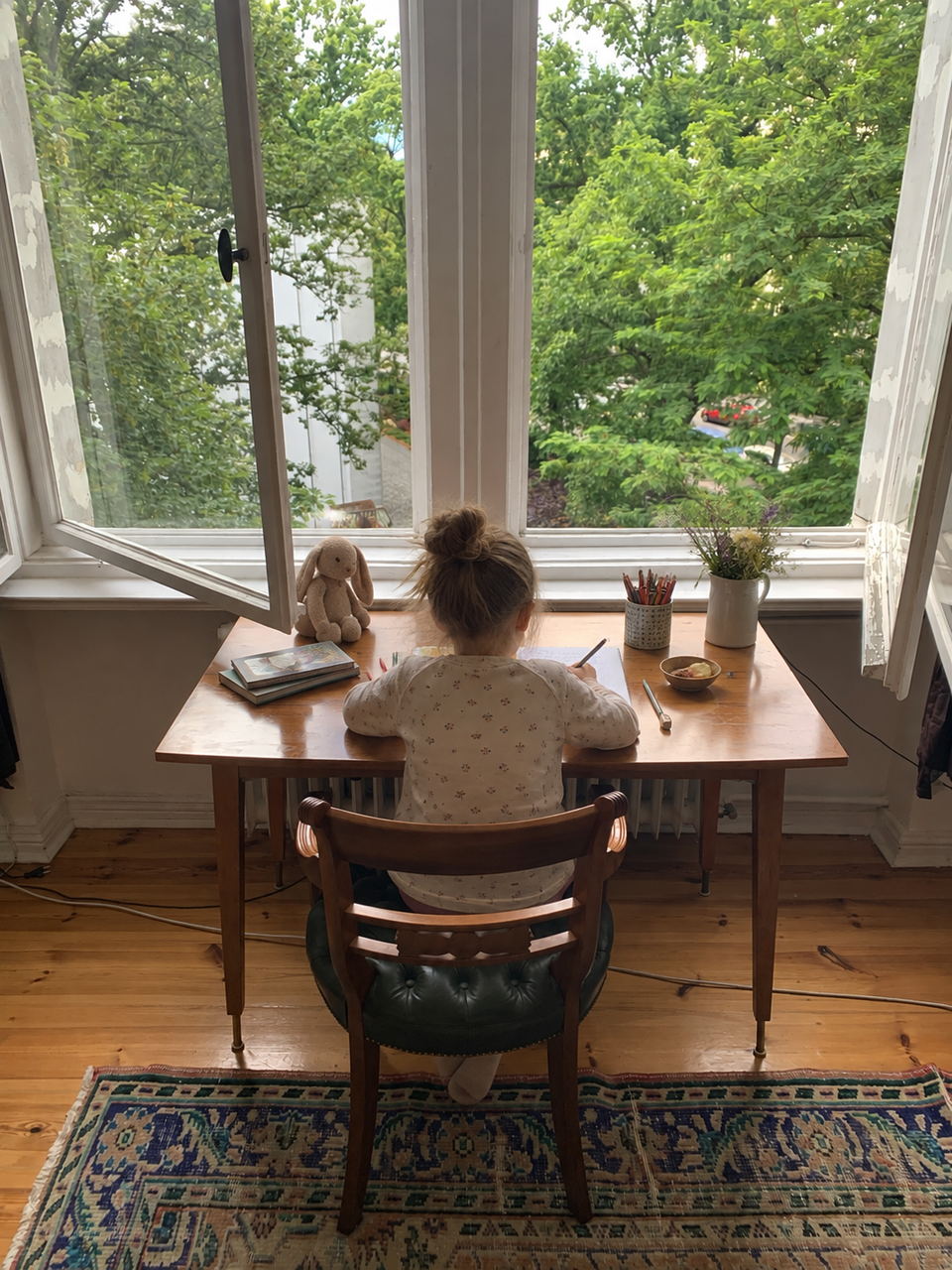 Schreibtisch mit grünem Lederstuhl am Fenster, Foto der Kundin