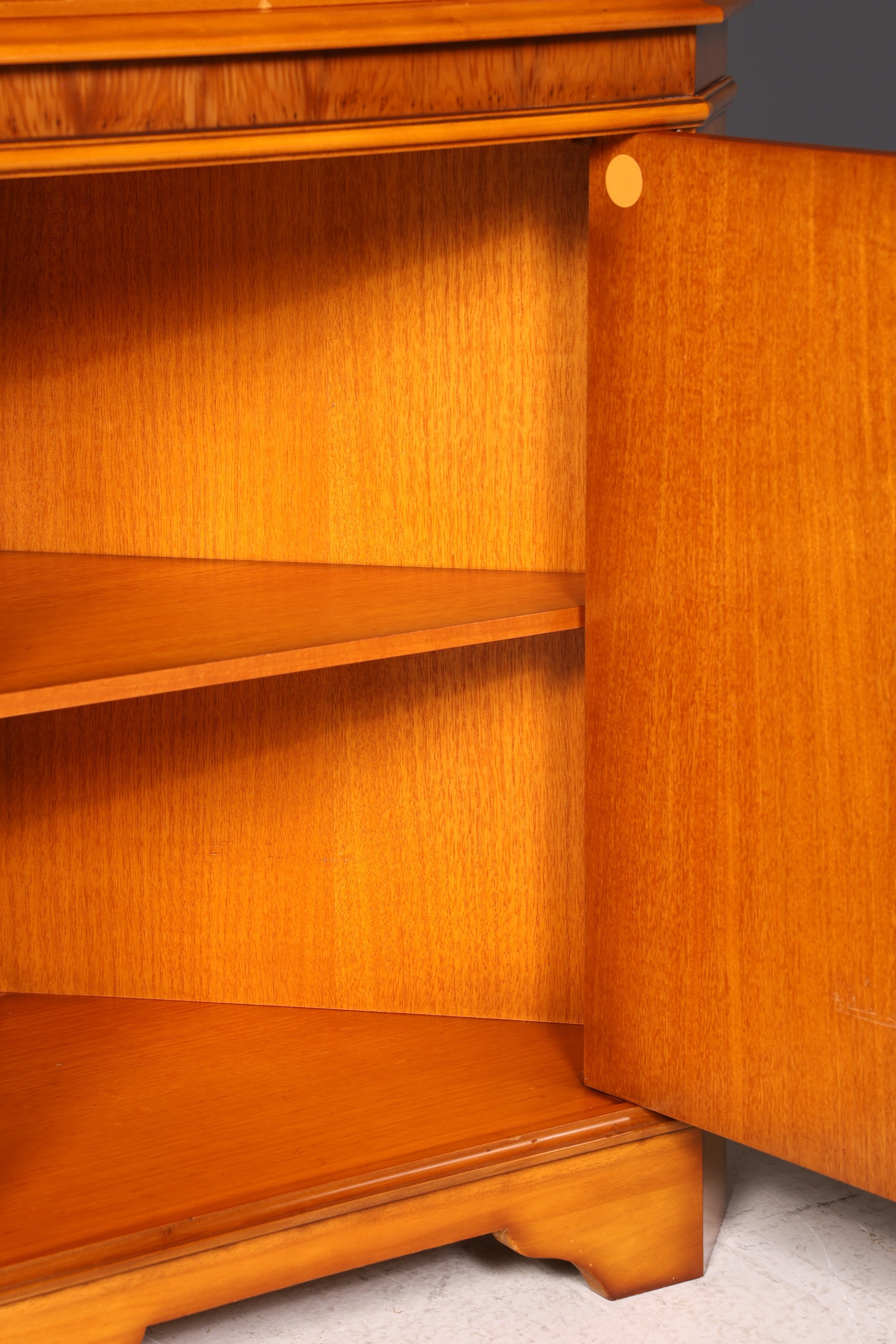 G027 Finish cm Wunderschöne Englische Eckvitrine Antik 60s echt Holz Schrank Eckschrank Glasvitrine Vitrine