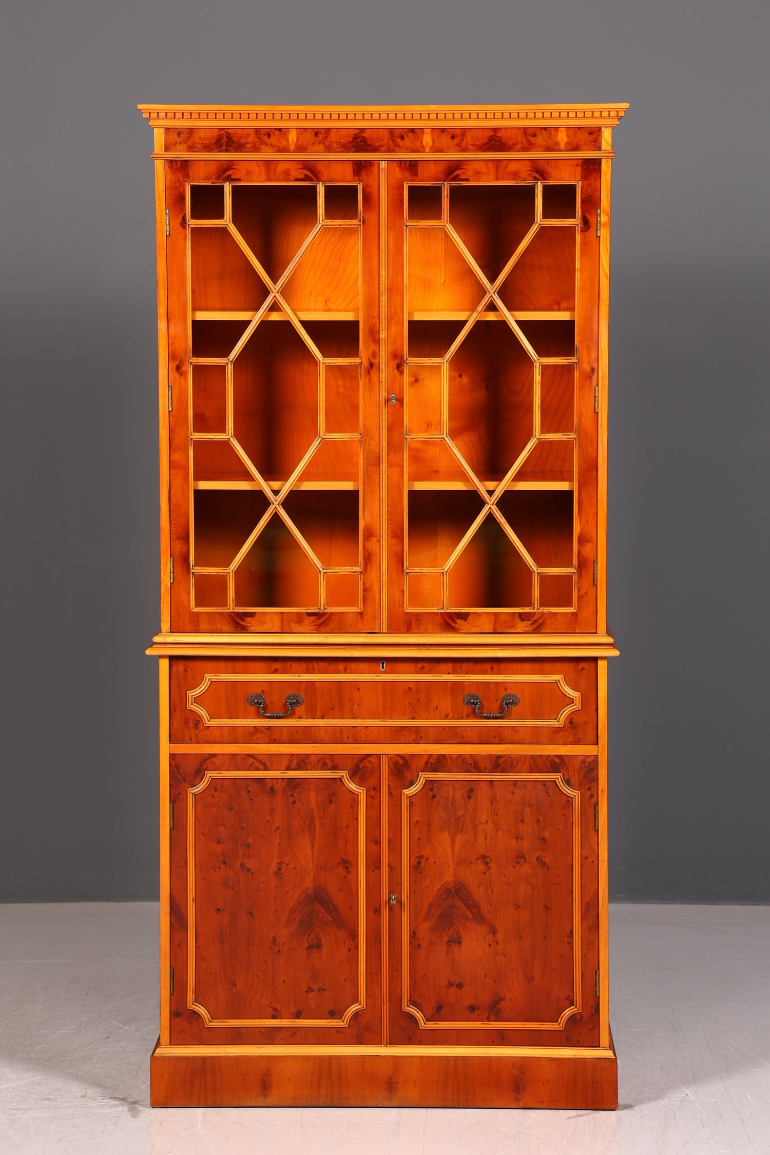 Edler Englischer Sekretär Vitrine Eibe Aufsatzsekretär Schreibschrank Glasvitrine Bücherschrank Antik Vintage