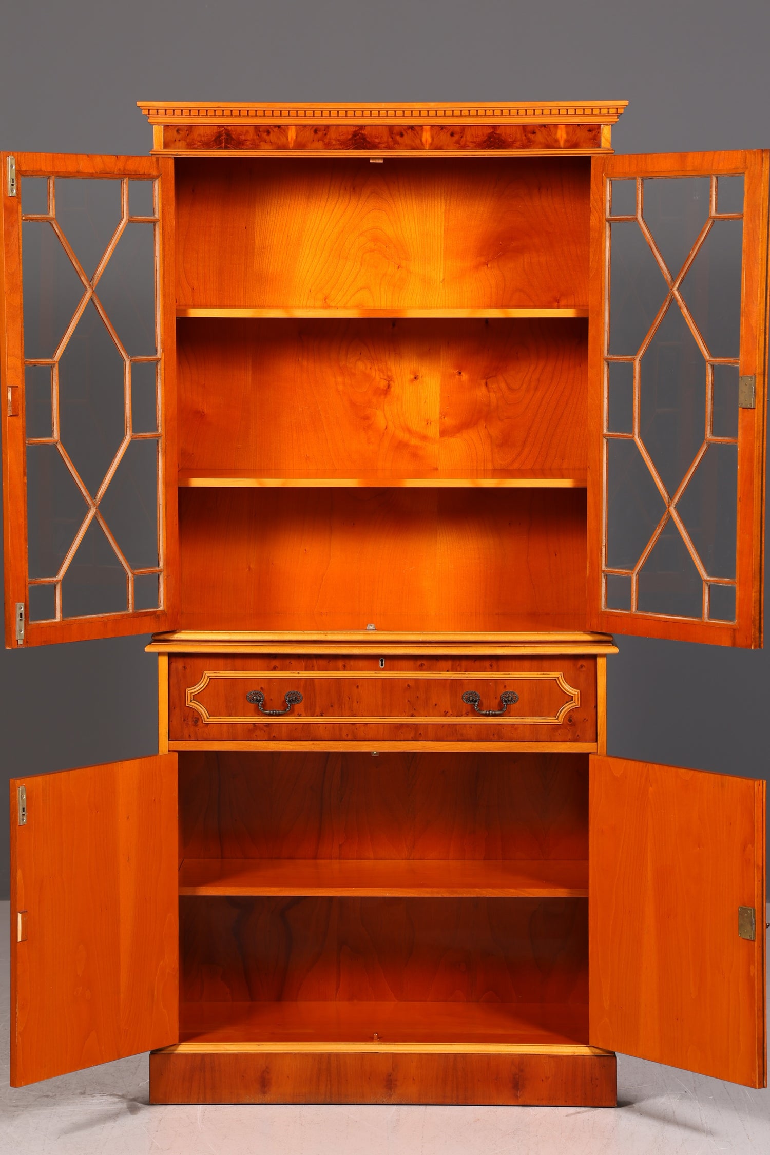 Edler Englischer Sekretär Vitrine Eibe Aufsatzsekretär Schreibschrank Glasvitrine Bücherschrank Antik Vintage