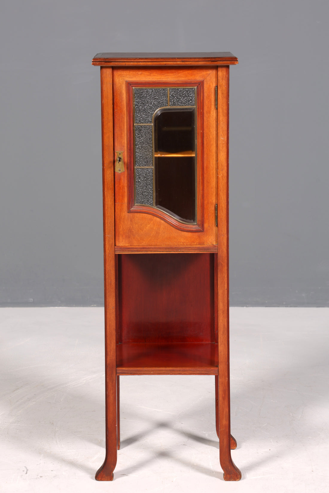 Traumhafte filigrane Jugendstil Vitrine Antike Holz Schrank Glasschrank Bleiverglasung