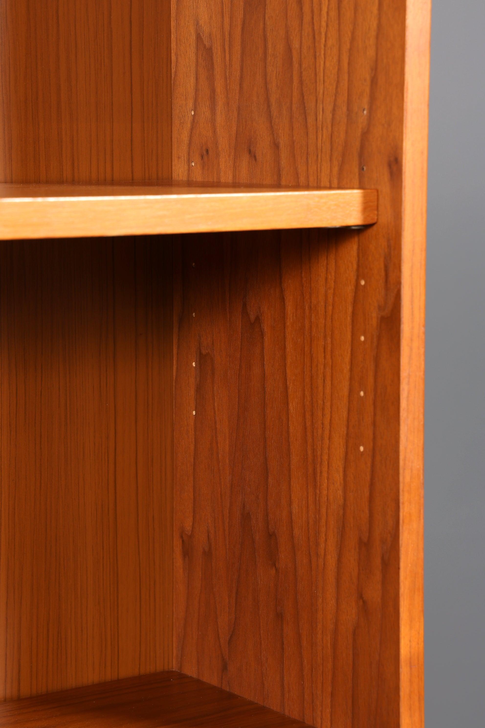 Schlichtes Mid Century Regal &quot;Made in Denmark&quot; Bücherregal Retro Schrank Danish Design Kommode