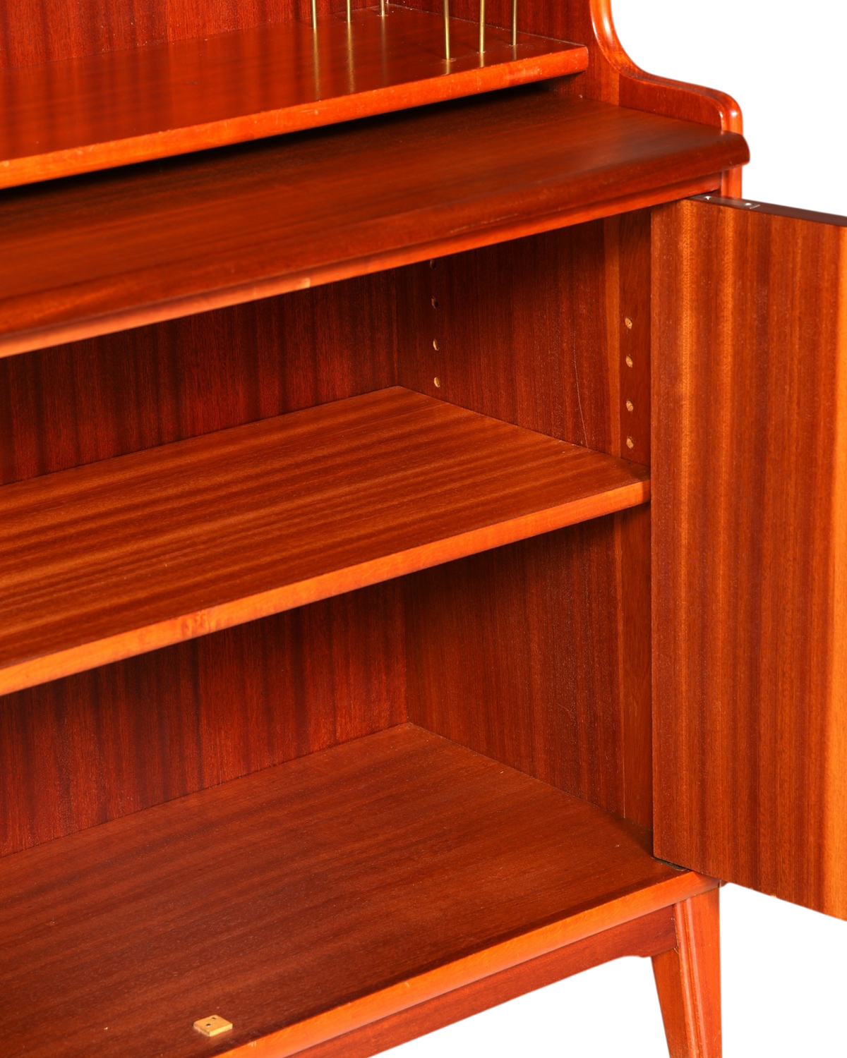 Hauptstadt Möblerei Mid Century sekreter dolabı, masif ahşap, ayarlanabilir raflı ve pirinç detaylı vintage mobilya.