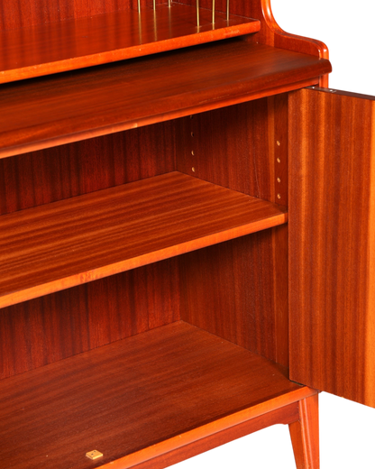 Hauptstadt Möblerei Mid Century sekreter dolabı, masif ahşap, ayarlanabilir raflı ve pirinç detaylı vintage mobilya.