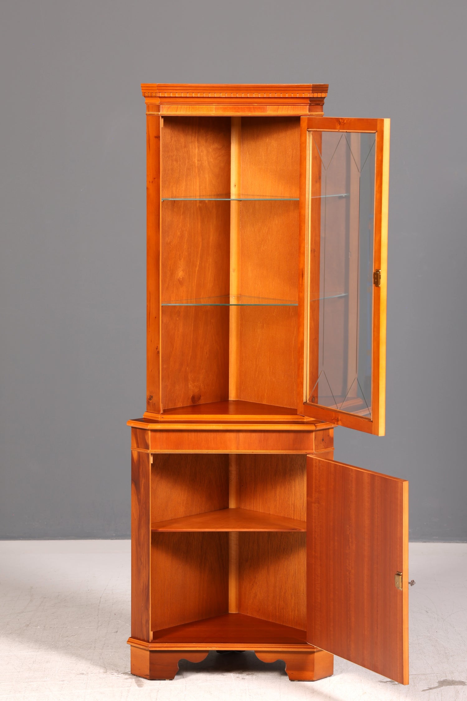 Wunderschöne Englische Eckvitrine Eibe Eckschrank Glasvitrine Vitrine mit Beleuchtung Antik Echt Holz Vintage