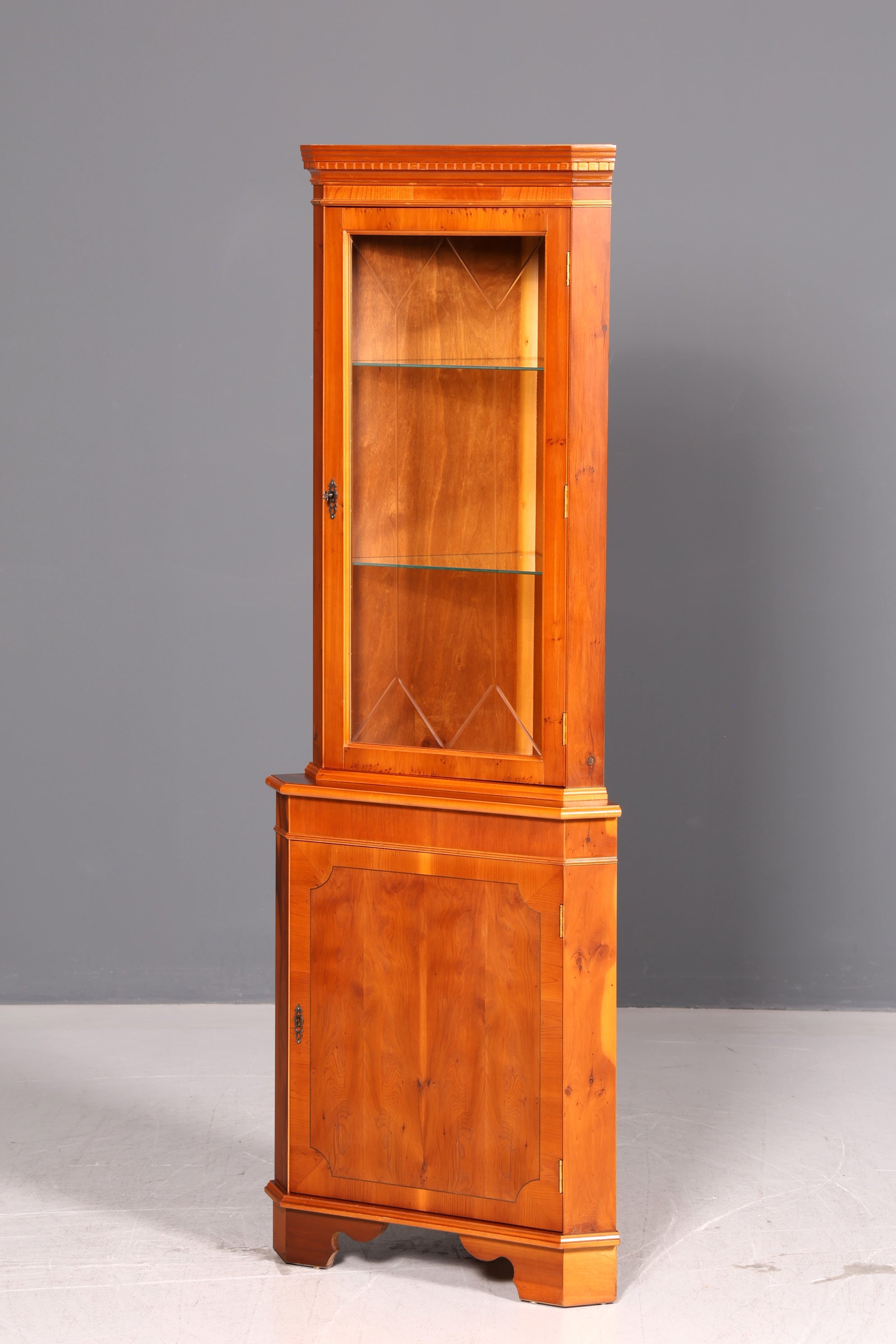 Wunderschöne Englische Eckvitrine Eibe Eckschrank Glasvitrine Vitrine mit Beleuchtung Antik Echt Holz Vintage