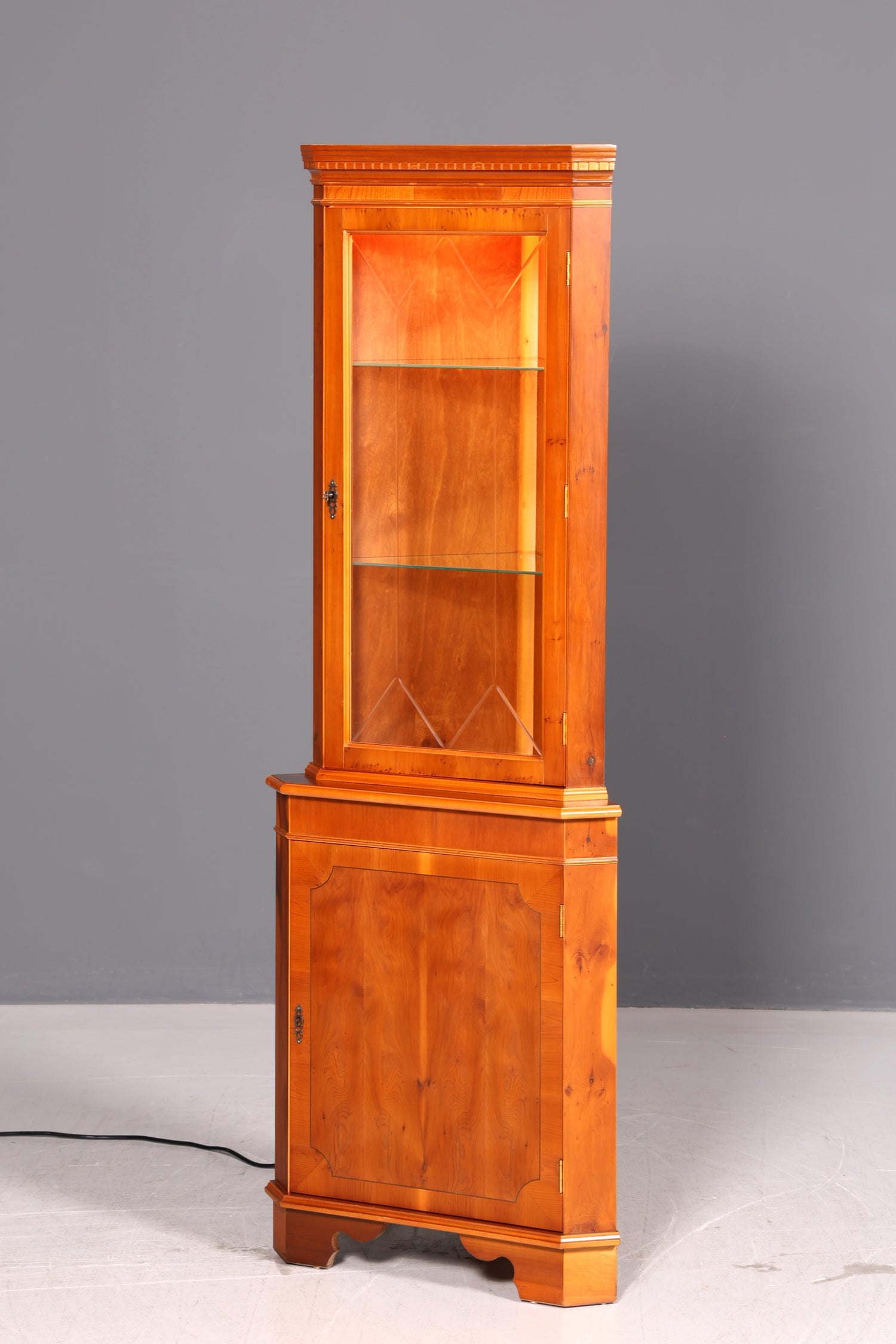 Wunderschöne Englische Eckvitrine Eibe Eckschrank Glasvitrine Vitrine mit Beleuchtung Antik Echt Holz Vintage