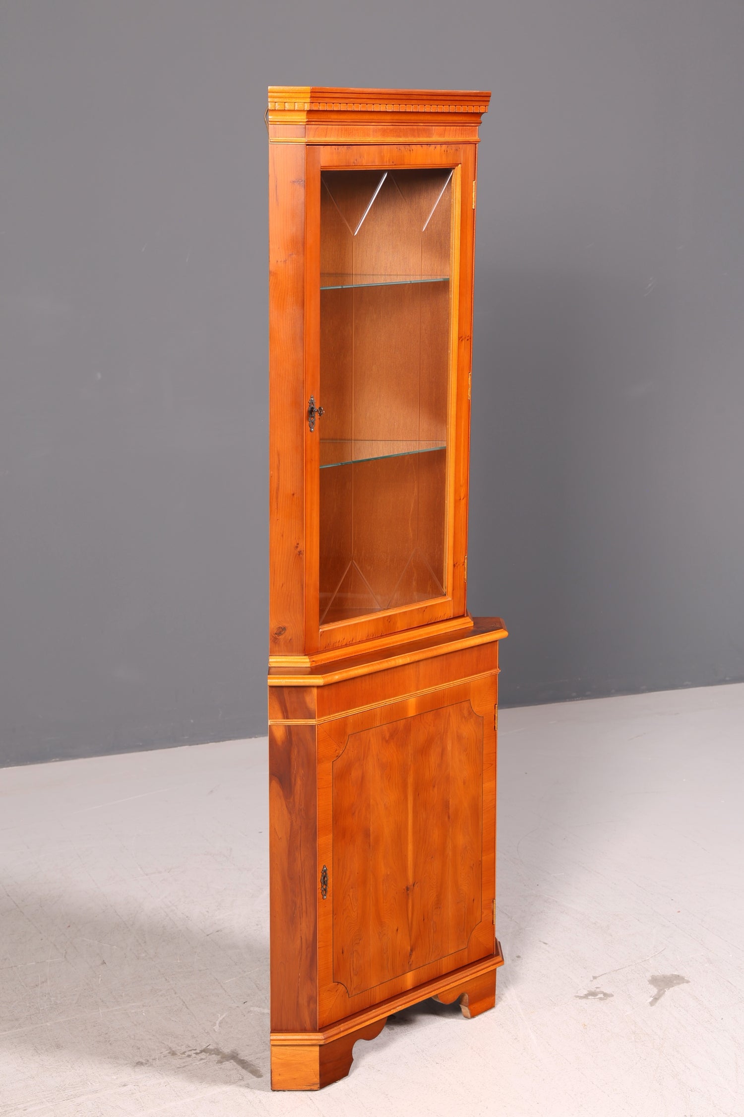 Wunderschöne Englische Eckvitrine Eibe Eckschrank Glasvitrine Vitrine mit Beleuchtung Antik Echt Holz Vintage