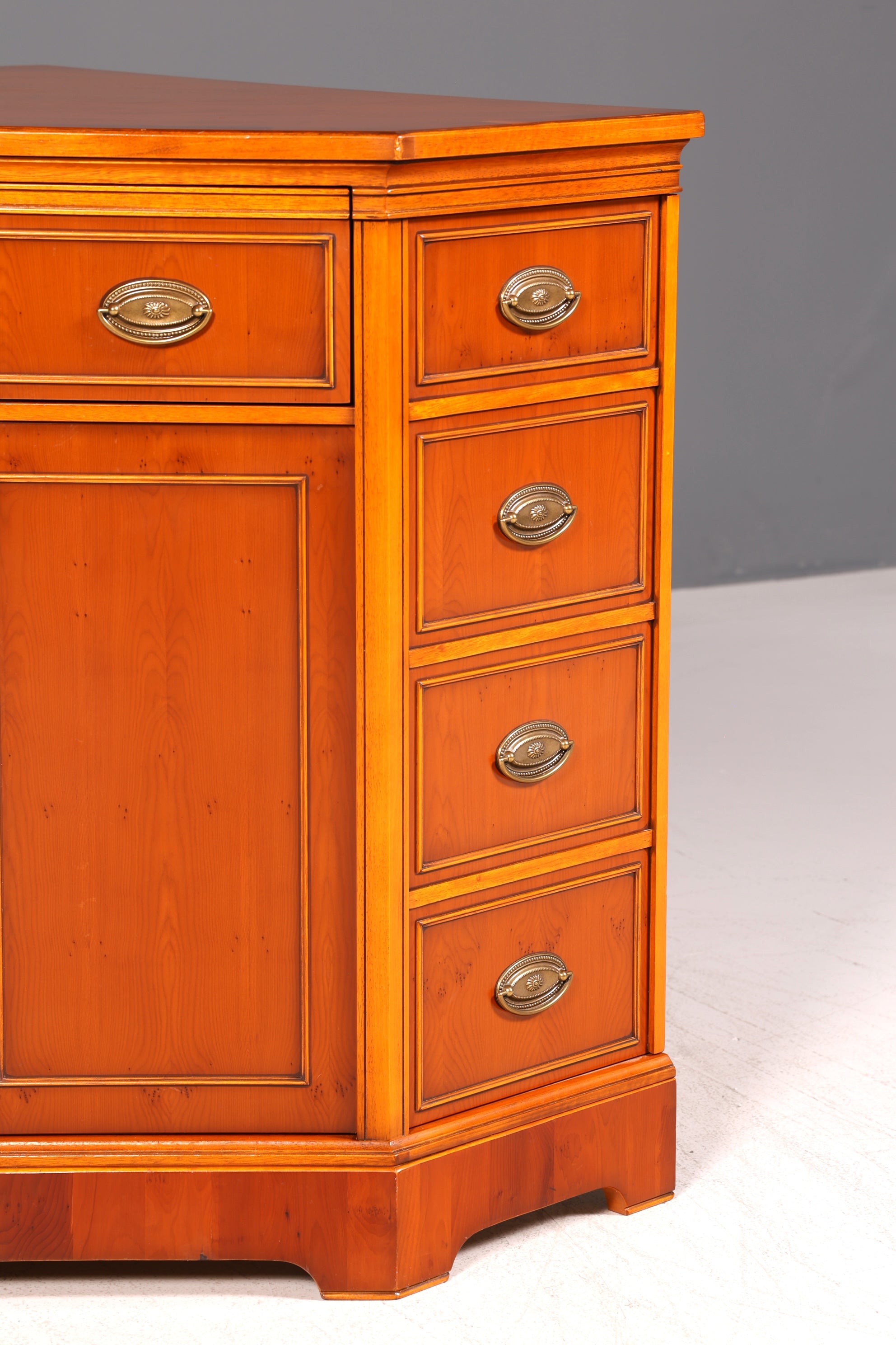 Edler Eckschrank der Marke Heldense Eibe Eckkommode Kommode Sideboard Schrank Antik Vintage