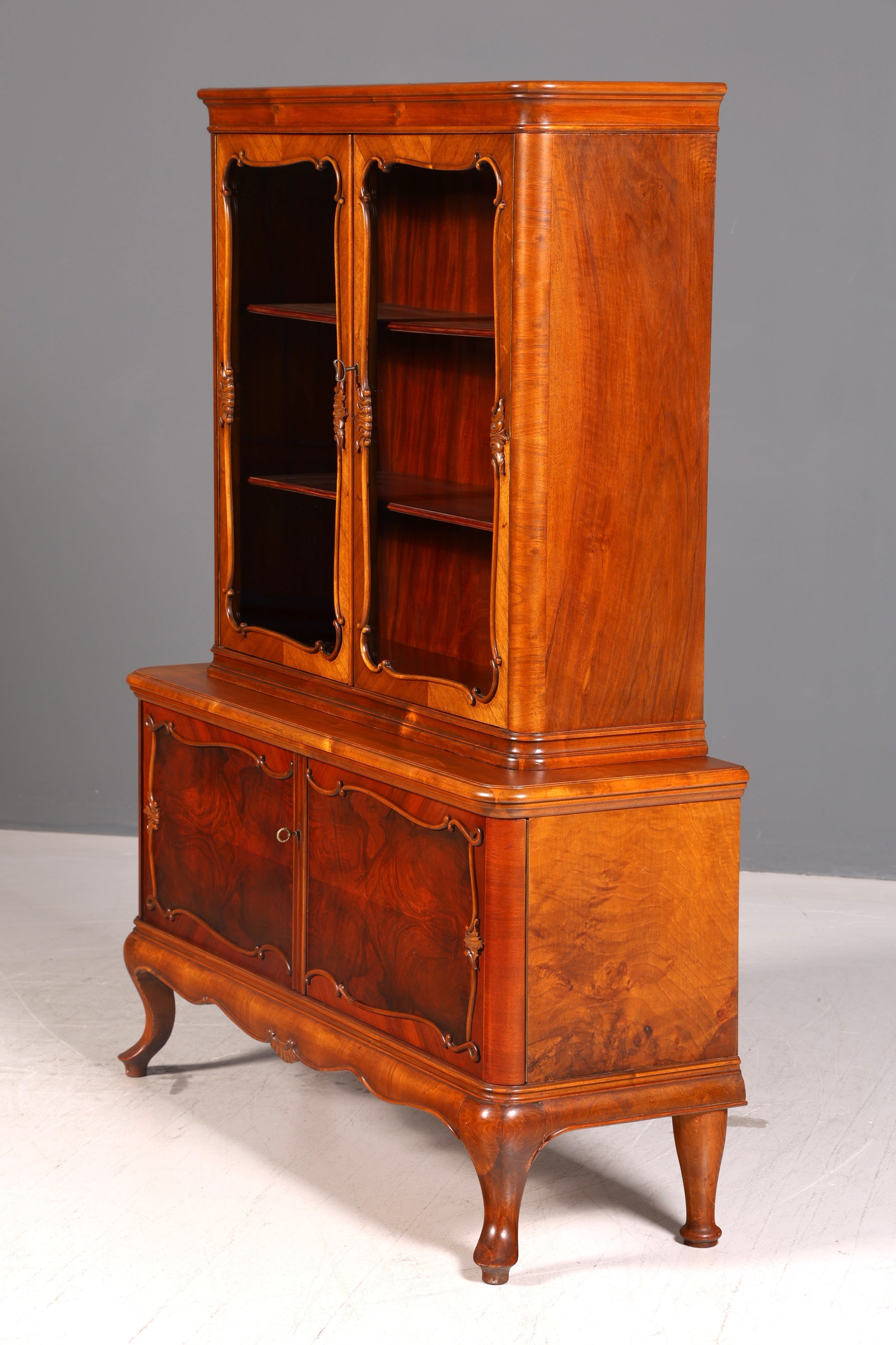 Wunderschöne Chippendale Vitrine im Barock Stil Nussbaum Bücherschrank Glasvitrine Buffet Antik Vintage