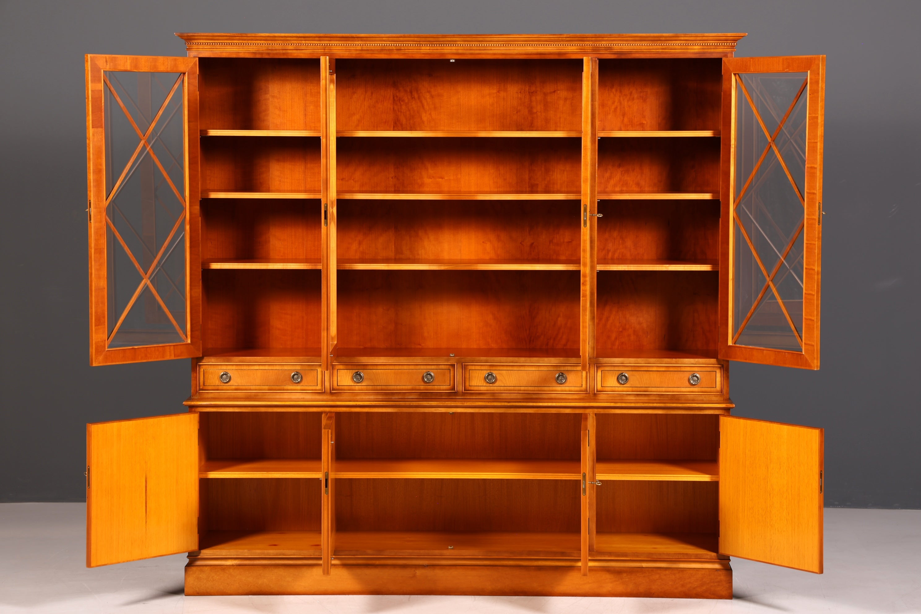 G720 Finish cm Wunderschöne Englische Vitrine Bücherschrank Buffet Antik Stil Englisch Eibe Glasvitrine Bibliothek (Kopie)