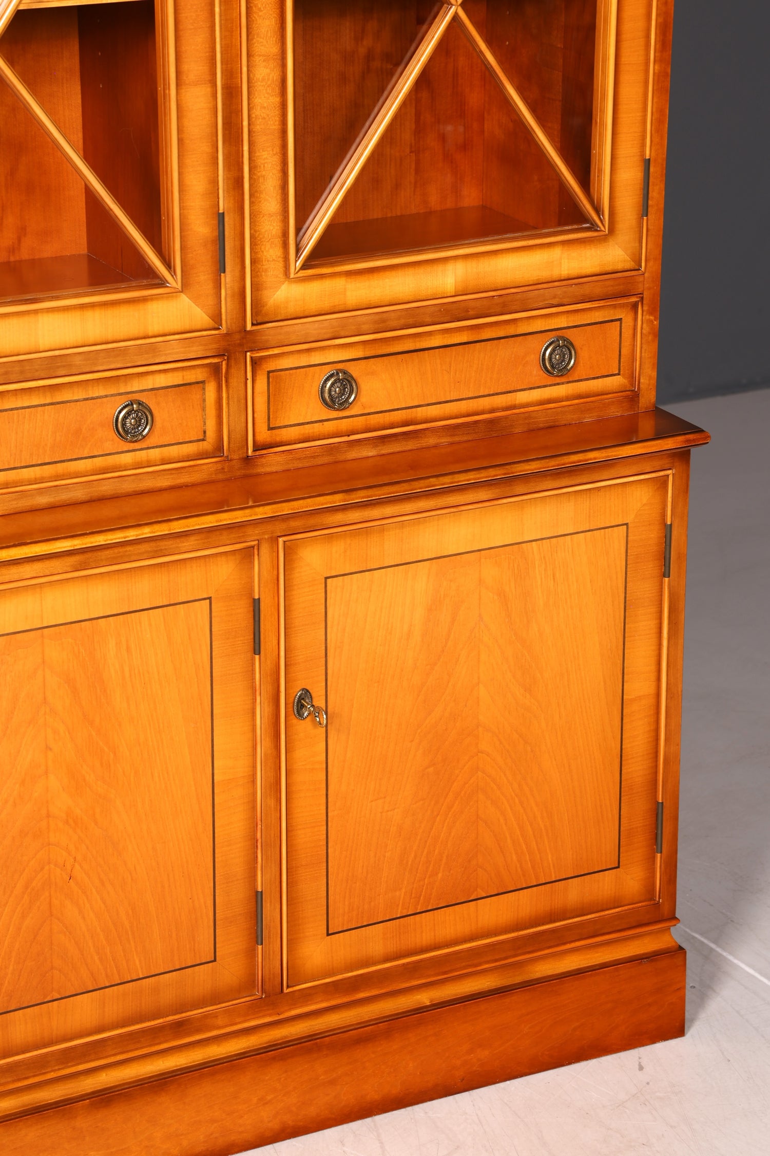 G720 Finish cm Wunderschöne Englische Vitrine Bücherschrank Buffet Antik Stil Englisch Eibe Glasvitrine Bibliothek (Kopie)
