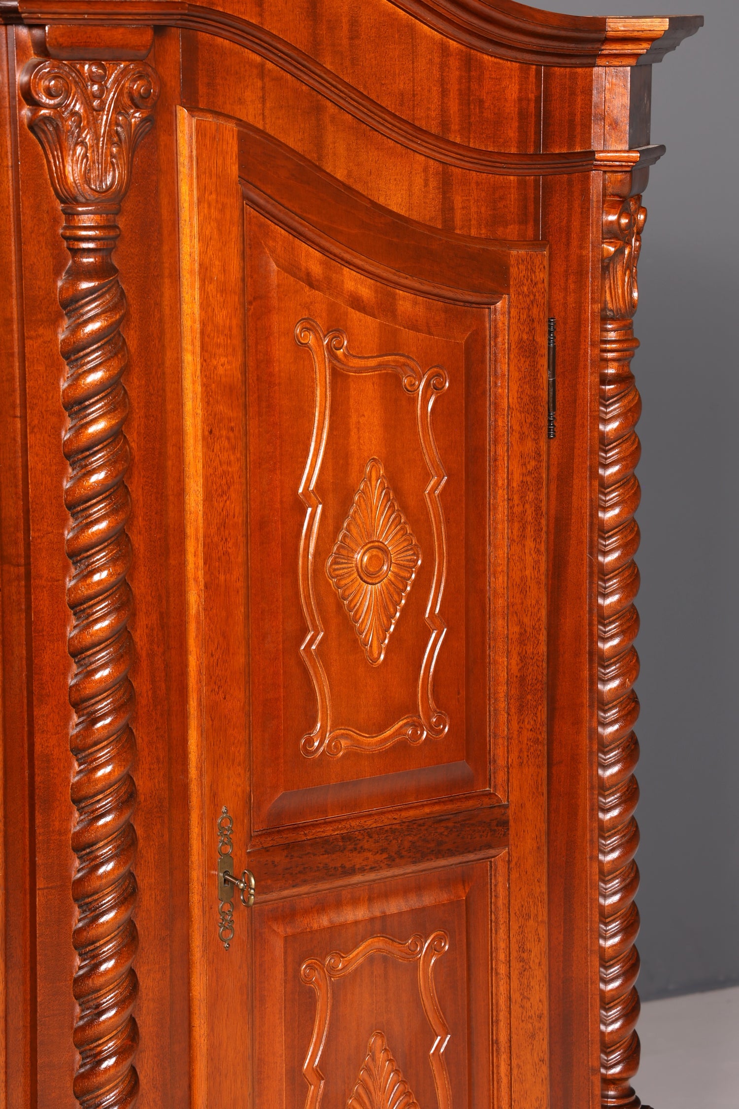 Beeindruckender Barock Stil Kleiderschrank Dielenschrank Schrank Antik Massivholz Vintage